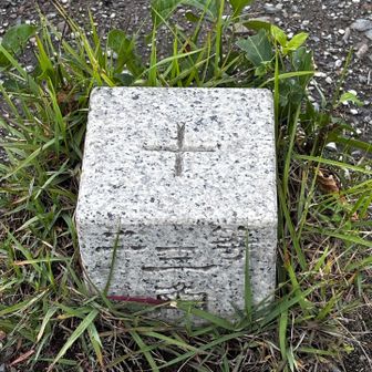 二等三角点は花崗岩です
