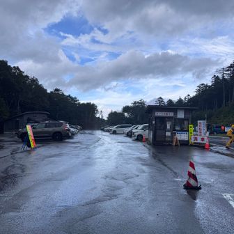ビショビショの駐車場に到着！無事に帰って来れて良かった🌧️
向こうには晴れ間も見える🌥️