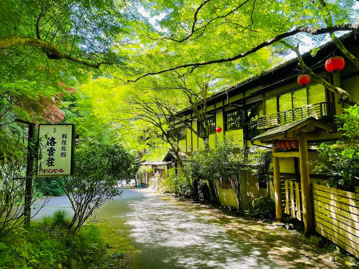 雲ヶ畑バス停前の旅館、洛雲荘🏮
素晴らしい雰囲気の旅館やね〜✨

でも、まだここで終わりでは無い😅
駐車地まで地味な登りを10分歩く！

どんどん気温が上昇し汗だくになって到着💦
さっさと着替えて雲取山の登山口へ移動する。
お疲れ山！