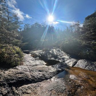 岩がよく登場するのです