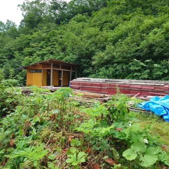 しばらく歩いて白馬尻荘に到着。
ここは期間限定で小屋が設置され、シーズンが終わると解体されるという珍しい山小屋。
ただ、最近は開設されていないみたい。
トイレだけは利用できる。