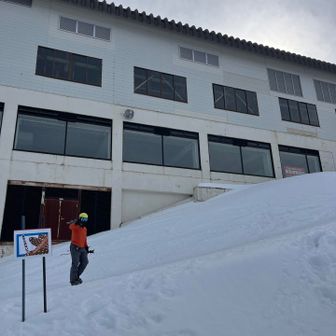 もう来週はないかも…(スキー場クローズ可能性大) なので、展望エリアにも登っておく。

相方は板を担いで登りましたが、私は板履きのまま😁
実は板履き登りは得意😆子どもの頃、嫌というほどやらされた辛い経験💦