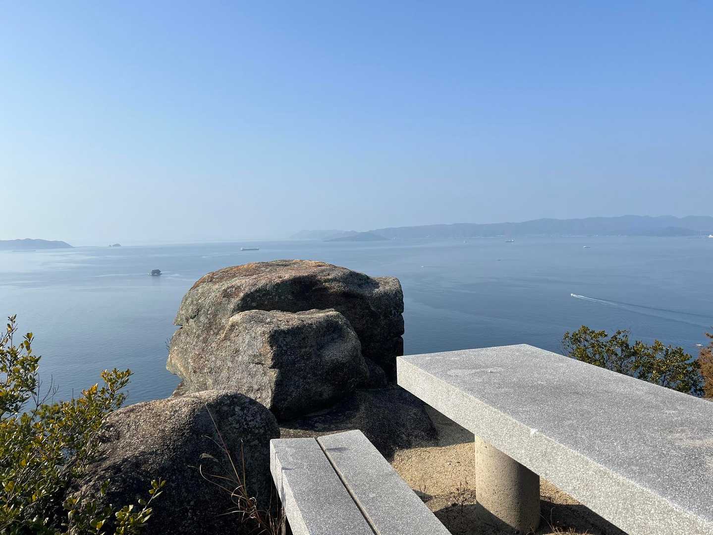 山頂近くのベンチでしばらく休んで下山