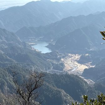 錫杖湖は、手前が枯れて、地肌が見えます😢