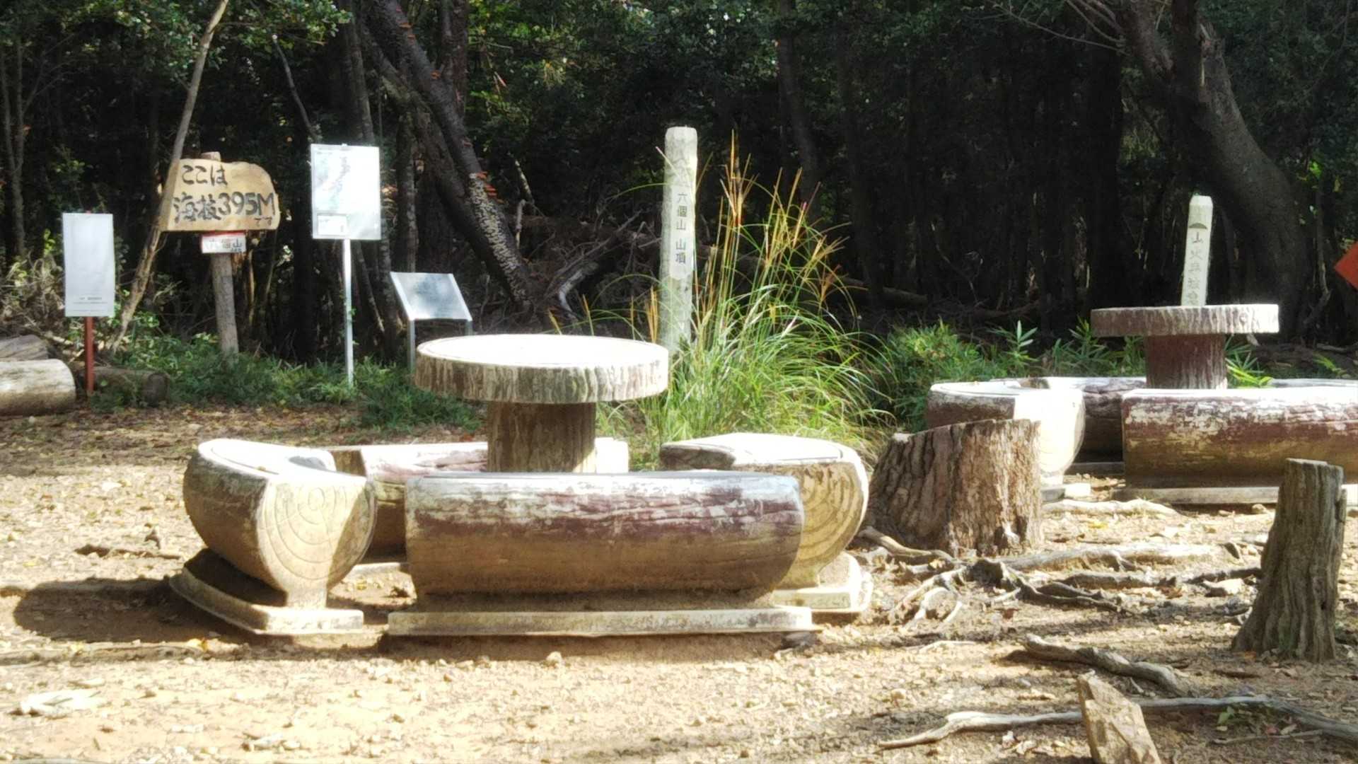 頂上のベンチ