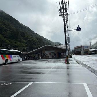 新島々駅到着。電車待ちの行列が見えます。