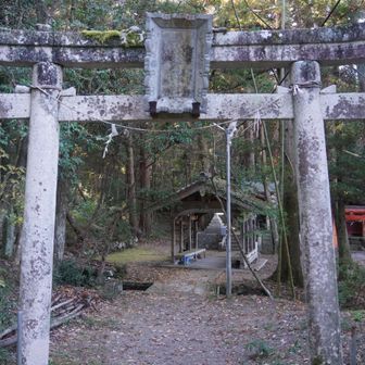 貴船神社
御祭神は高龗神
本殿は、一間社流造破風付 間口三尺 奥行二間　箕作城跡の麓に鎮座する
