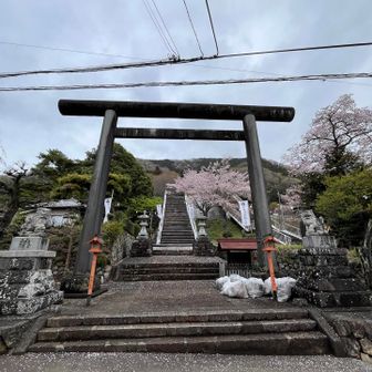 與瀬神社の参道と並列ですね。