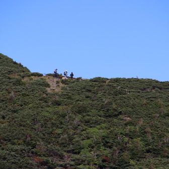 後に 東天狗岳で落ち合う事になってる山友さん御一行様が 東へ移動してる様子を激写📸