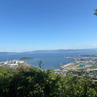 小さい島は、姫島です。無人島。
若い頃、浮き輪を使って
片道２時間かけて、泳いだなー
近くに見えるけど、なかなか。
今、考えると危険だな。
