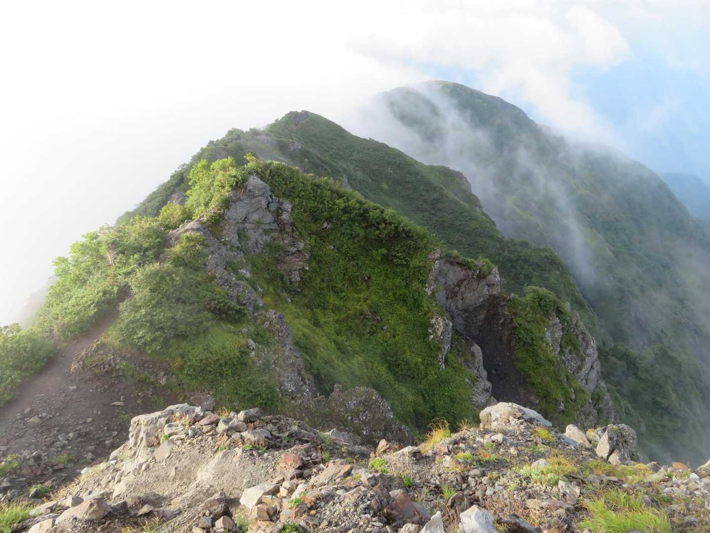 小聖岳迄戻って来た。鎖場とかは無い。ロープは有ったよ。