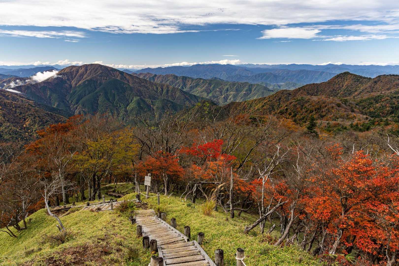 右に袖平山、左に大室山
南アルプスは見えるけど、雲があって八ヶ岳や北アルプスまでは見えない