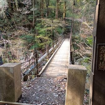 あとは奥多摩駅に向かう。スタートのときに通るであろう登計橋。大丈夫か、これ。
帰路、クルマを取りに武蔵五日市まで戻る。それにしても、奥多摩駅を15時過ぎに出て、なんで武蔵五日市に着いたら17時になってるんだ。どれだけのんびりさんなの、青梅線。とか文句言いながら。
どうせ17時になってしまったので、この前みつけた定食とんとんに再訪。ここの生姜焼きはマジで旨い。旨い飯は写真を撮り忘れる（定期