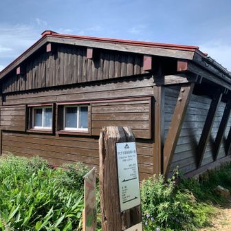 チブリ尾根避難小屋
チブリ尾根コースは水場と休憩場所が少ない