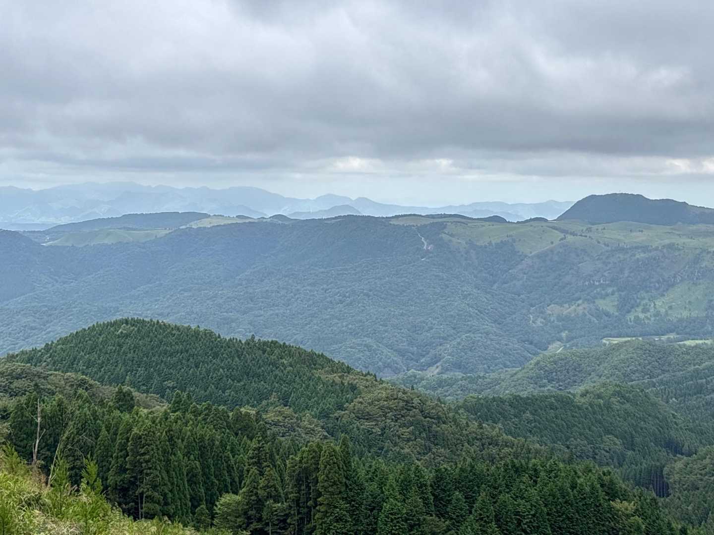 左奥は英彦山方向、
どんより