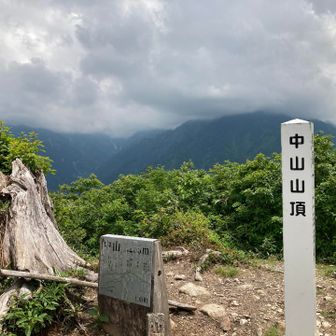 お昼ご飯食べながら晴れることを祈る