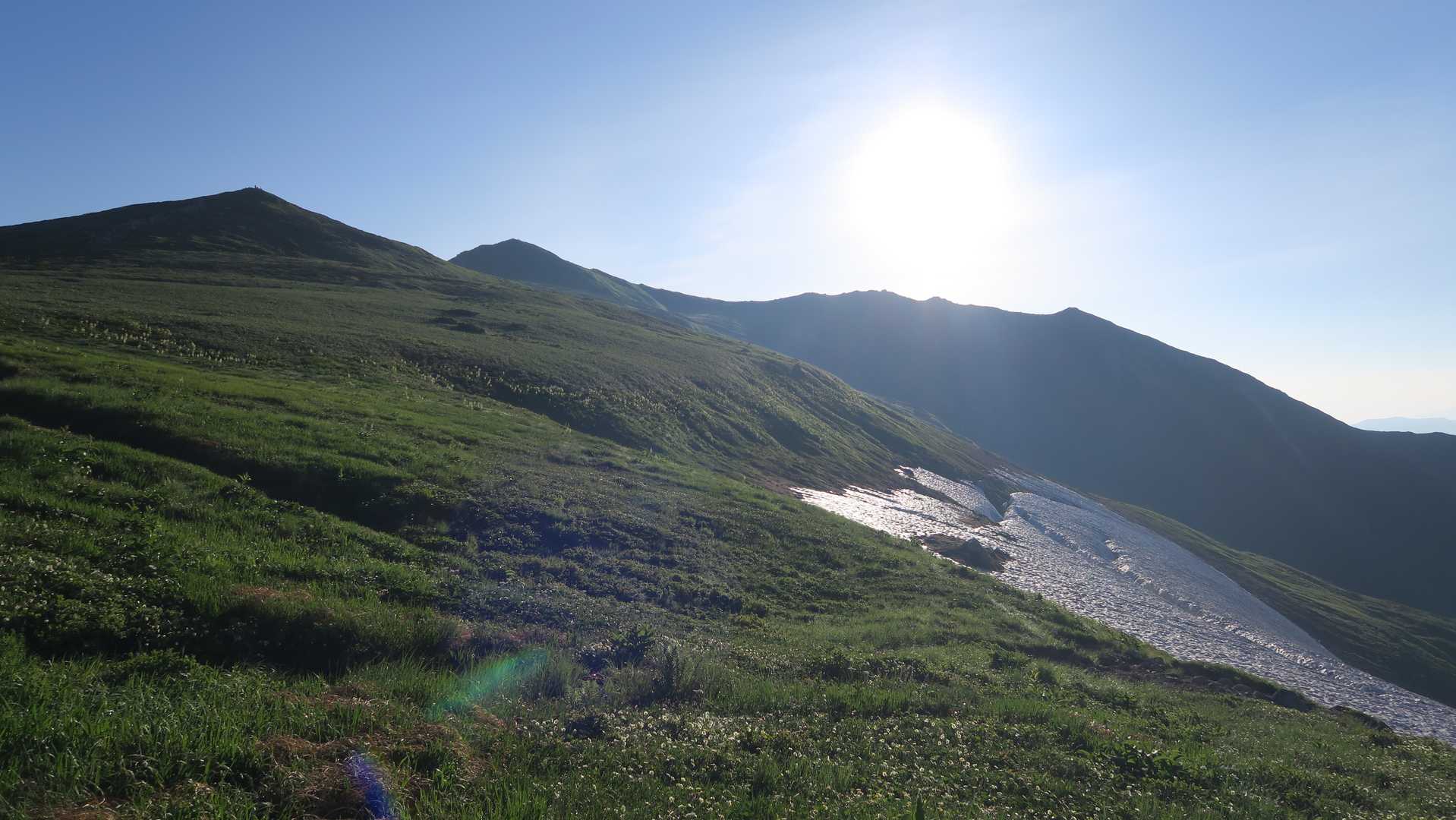 朝日を浴びて、御西小屋から飯豊本山へ向かう――草月平付近