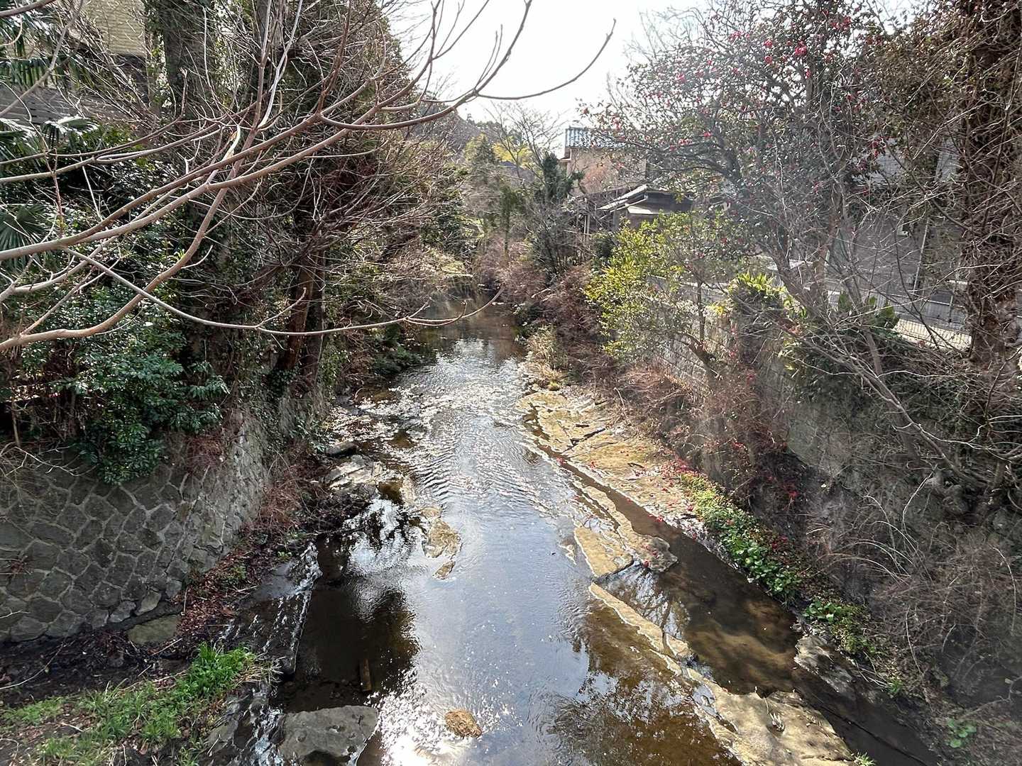 滑川を渡り