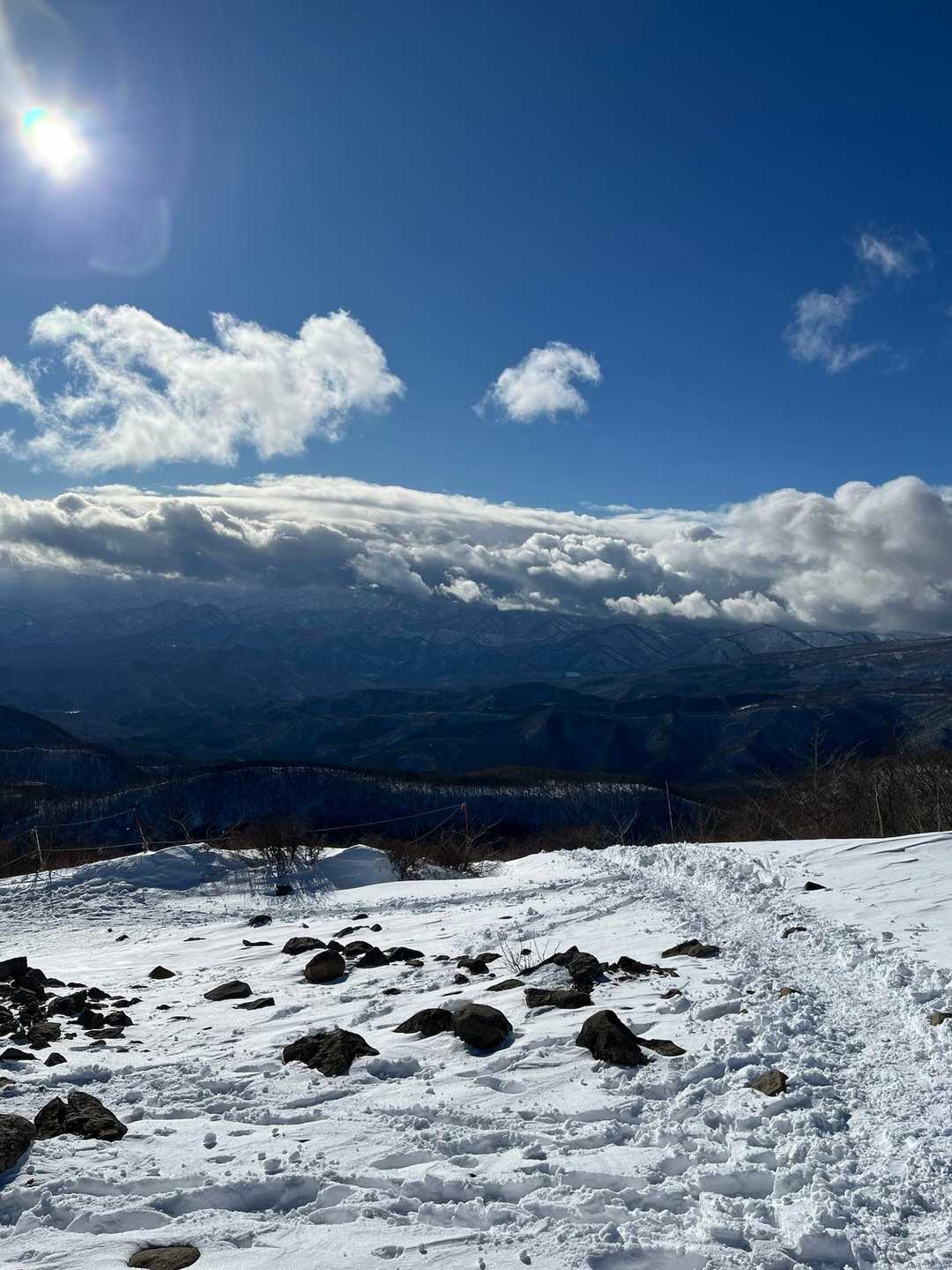 涼やかな沢音と水神の碑を抜けて、仙台平野を見渡す泉ヶ岳の定番の写真