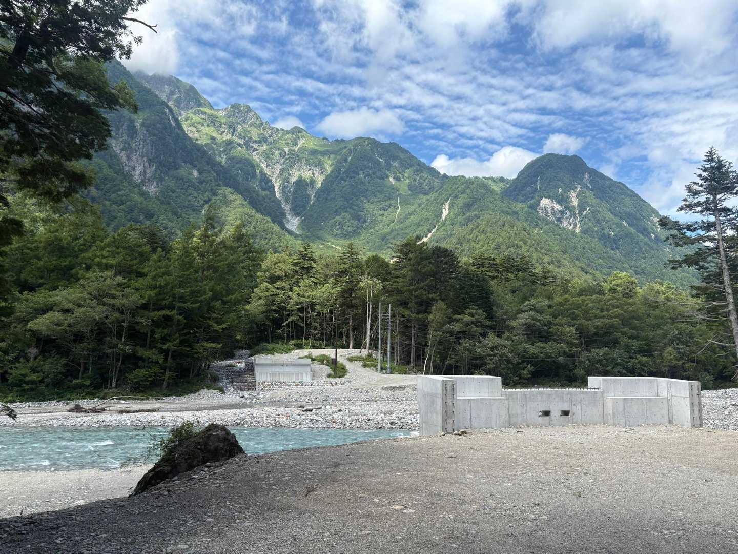 壊れた新村橋、再建中。
