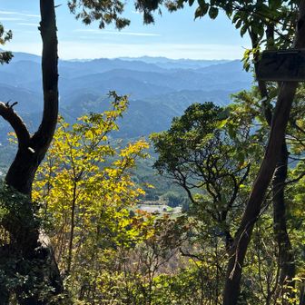 一の峰山頂からの眺めは狭いです。