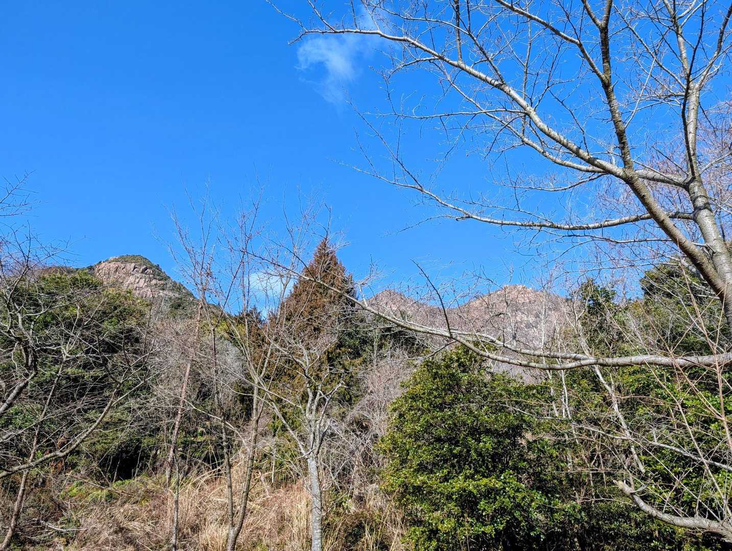 公園の遊歩道を登山口に向かって歩く中、チラチラ見えてくる今から登る山にワクワク