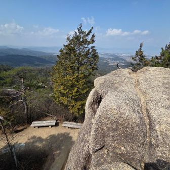 耳岩に登るがここまで。ベンチの左下あたりに尾根ルートがあるらしいです。