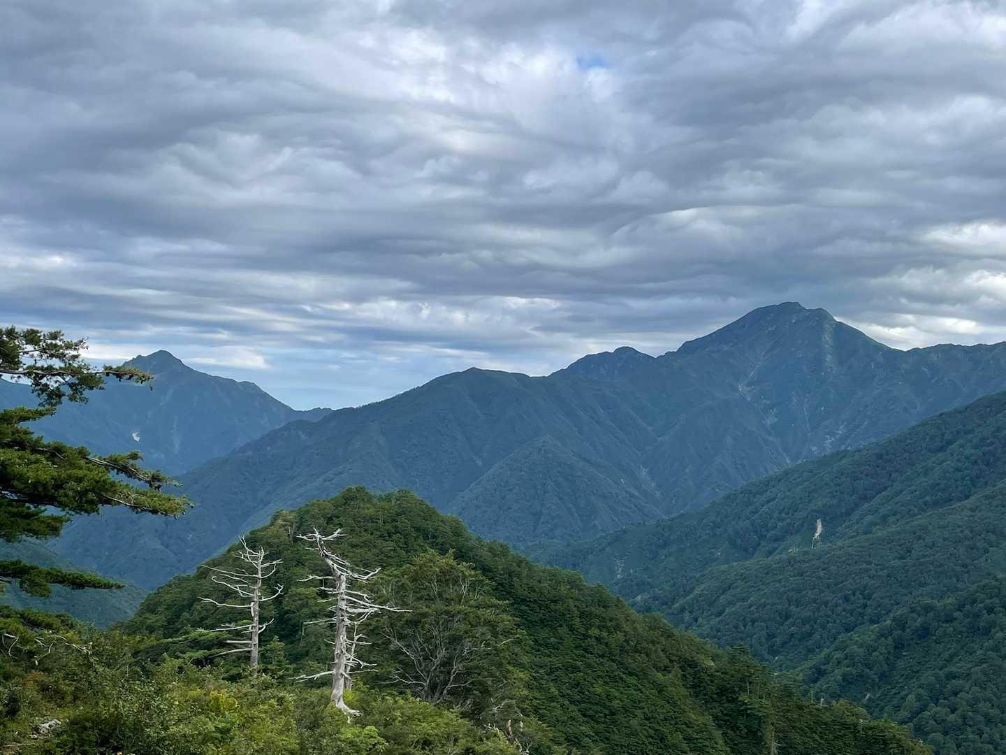 入道岳、中ノ岳をバックに眺めながら