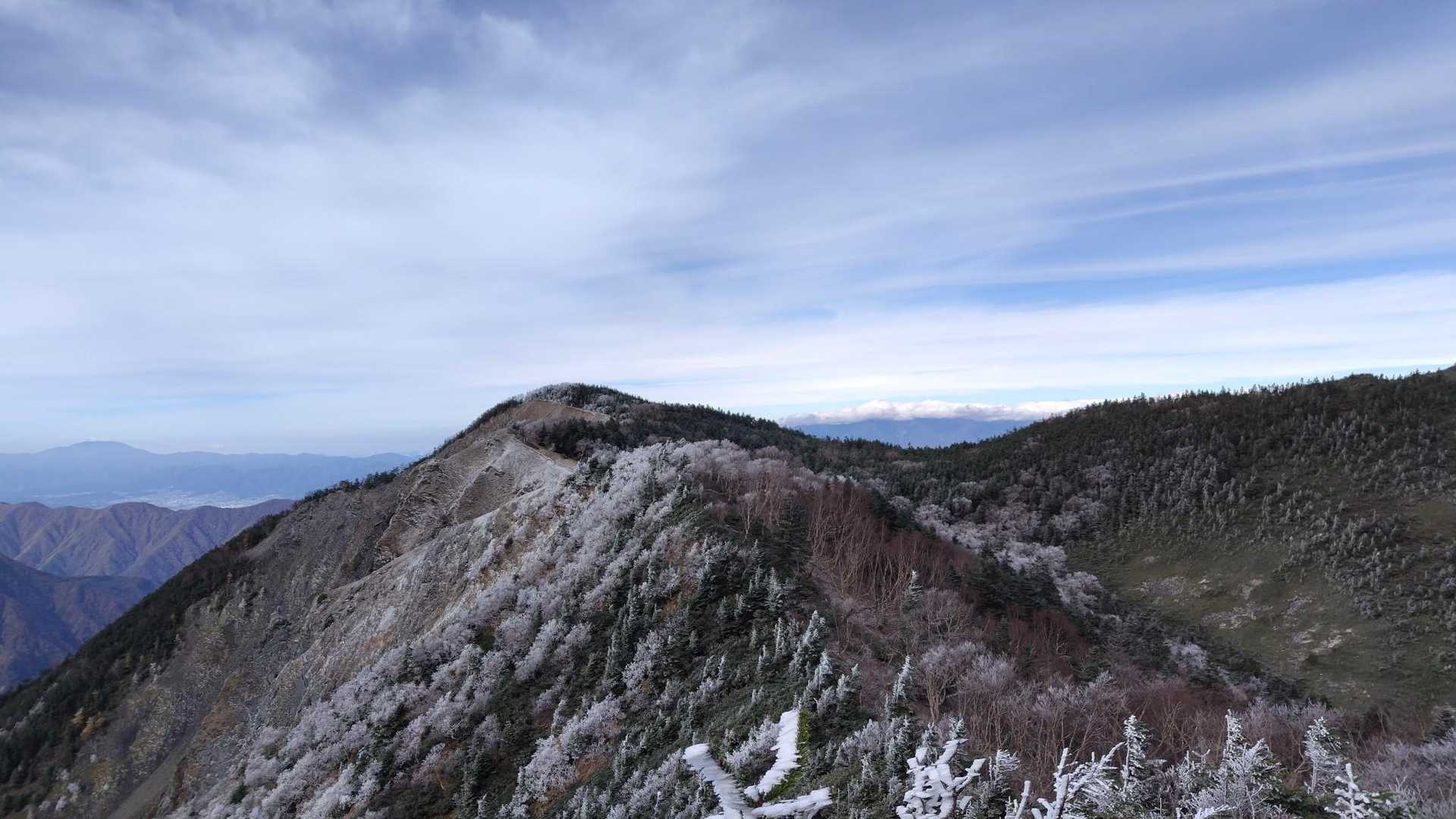 振り返り。中央アルプスは雲が増えました。