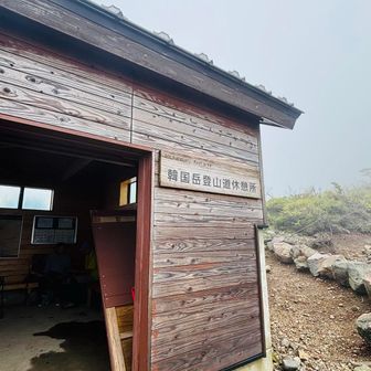 入り口扉壊れています🚪