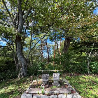 鼻見城山登頂♪
軌跡で家toサミット86座目達成です🥳🙌

この祠は、江戸時代の安永7年（1778年）に祀られた秋葉神社の祠です🙏