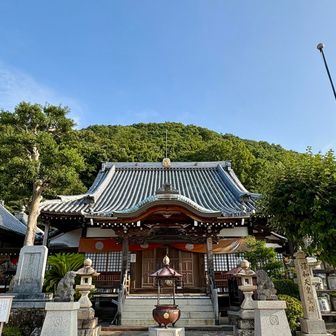 甲山を背にする境内