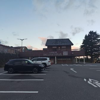 まだ駐車場にも車はまばら