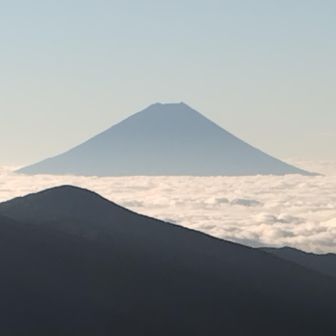 安定のアンドレ・ザ・ジャイアント

快晴で暖かく無風で心地良い
おまけに山頂独り占め
ずっと堪能していたかったけど、天候下り坂なので、後ろ髪引かれる思いながら３０分で滞留で来た道を引き返す