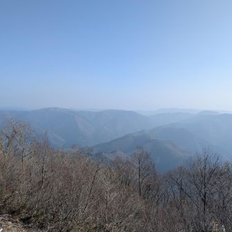 北東。鷲ヶ岳（中右最奥）白尾山（その右）