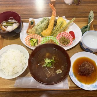 夕食は17:30から
天ぷらとおろしそば、豚汁、くず餅
ご飯と豚汁はおかわりできます