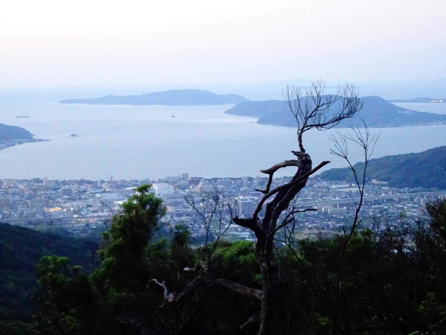 いつもはスーグ暗闇になる下山も、