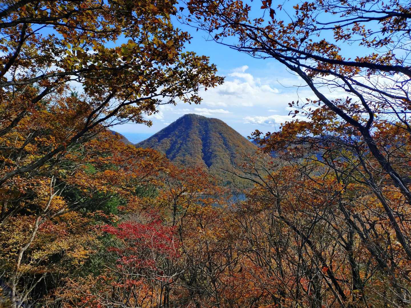 紅葉のフレームには榛名富士🍁