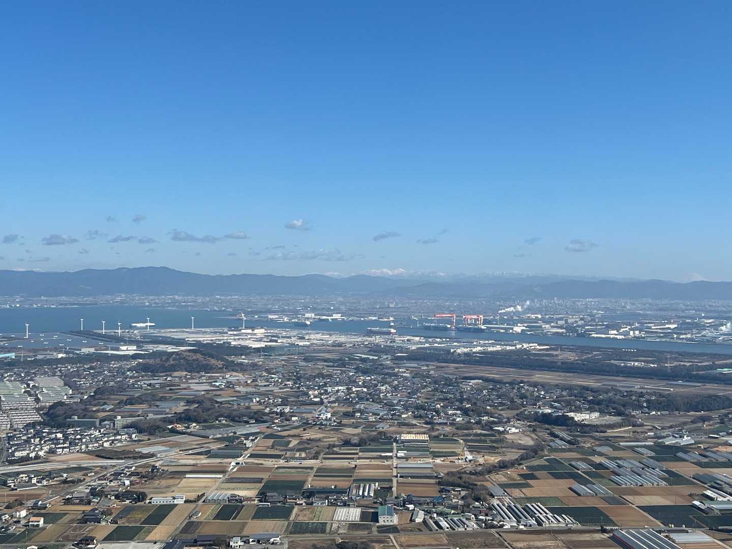 展望台のガラス越しに絶景をパチリ📸
（遠くの雪を被った山々が素敵だな〜😊）