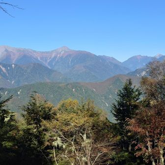 こちらからは南アルプスの山々が見えます。真ん中から左側は北岳と間ノ岳