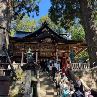 三峰神社に到着
平日だというのに大勢の参拝者で賑わっており参拝待ちの長い行列が出来ていました
時間がかかりそうなので参拝は諦め妙法ヶ岳に向かいます

