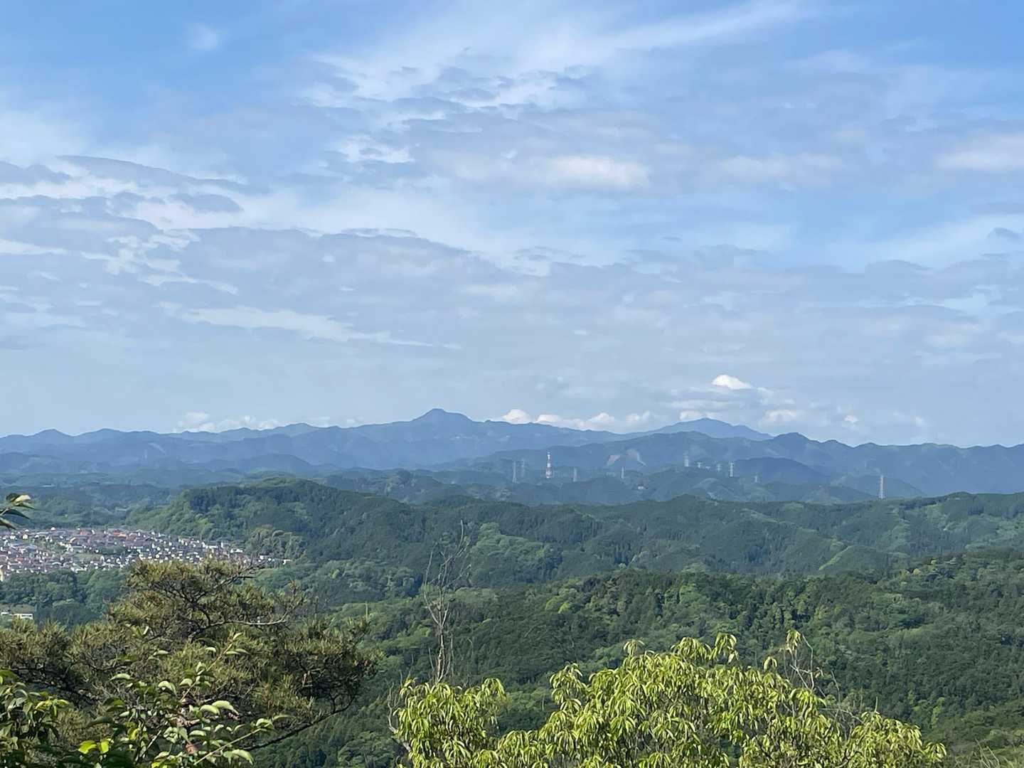 大岳山は見えるが富士山はかくれんぼ