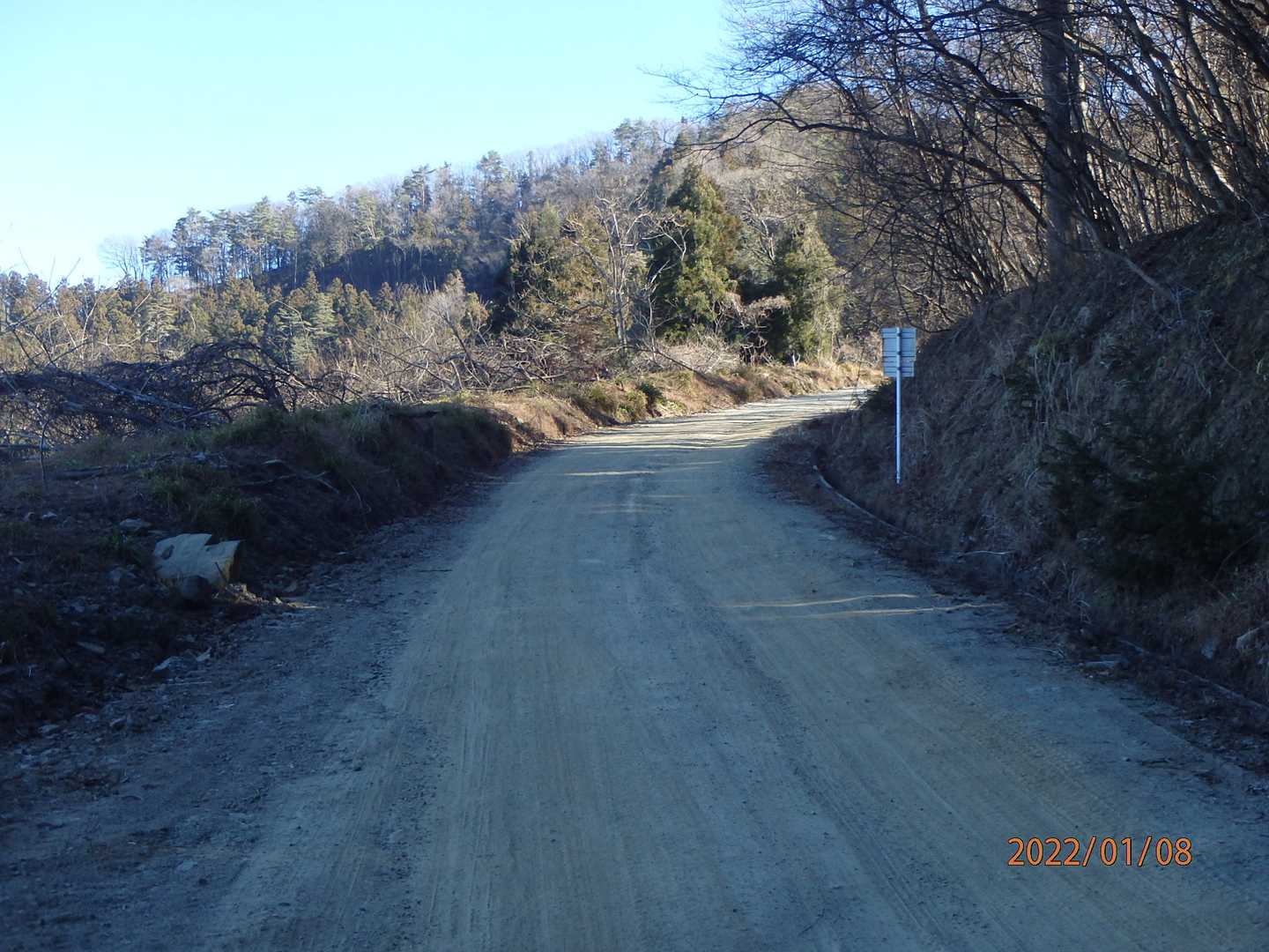 舗装路からダートヘ。轍は少なく、上まで車で行けそうです。
