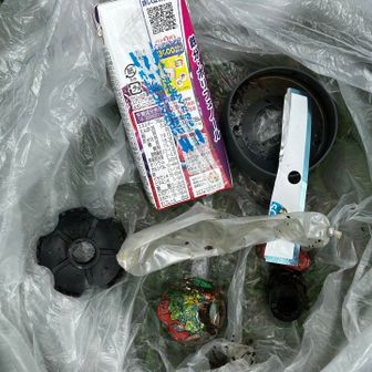 みなさん、意図的に捨てているわけじゃなくて、落っことすか、飛んでいった、とかなんでしょうね。
ゴミはちゃんと持ち帰りましょうね。