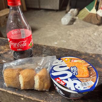 そばといなり寿司をいただく。
ここで即席パーティーが発足。
前白根から尾根を周回する事に。