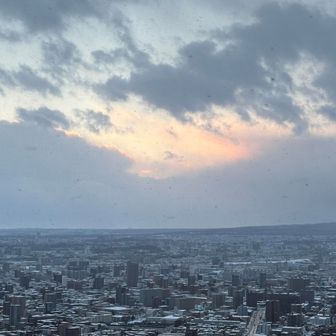 ちょうど日の出の方向の雲が途切れている感じ！