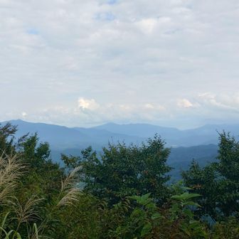 左から守門岳、浅草岳、鬼ケ面山ですね