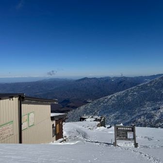 小屋に入らずに進む　ここで休憩したら足が進まなくなりそうだから…
