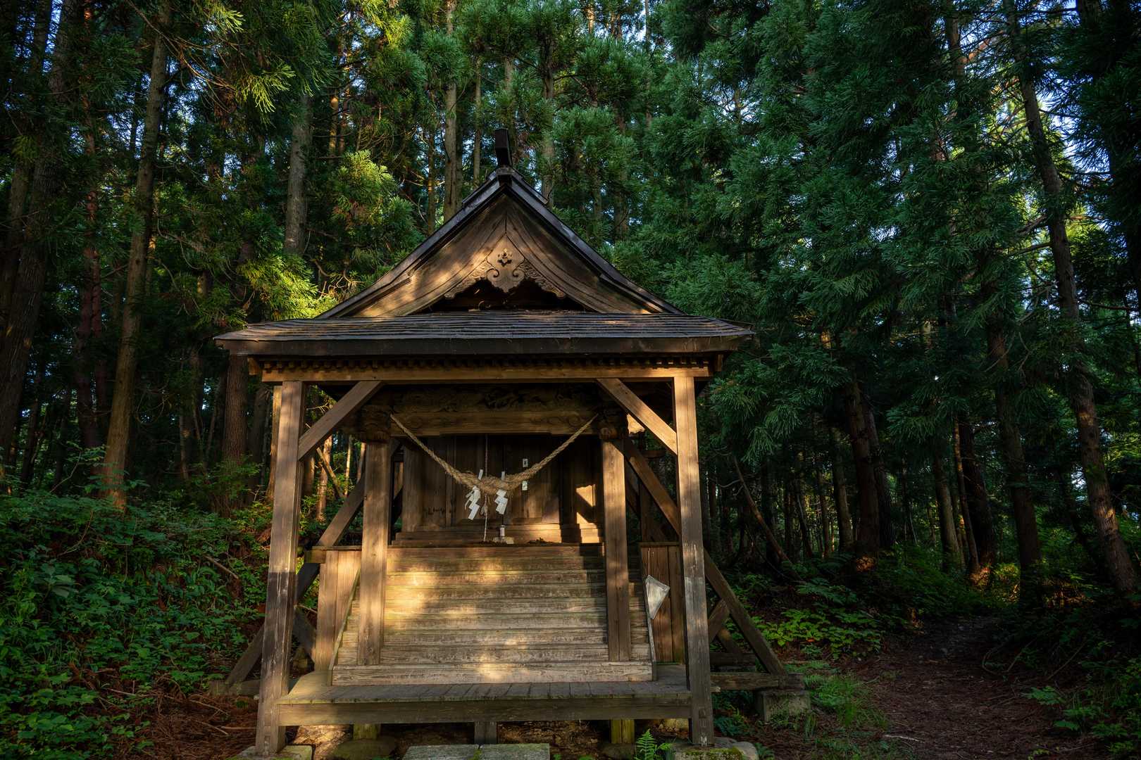 やがて、熊野神社奥の宮へ到着。
創建不詳ながらも、歴史深い佇まい。