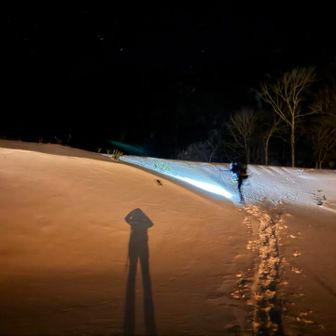 ガチガチバーンの上に20cmふわふわ滑る雪のラッセル。